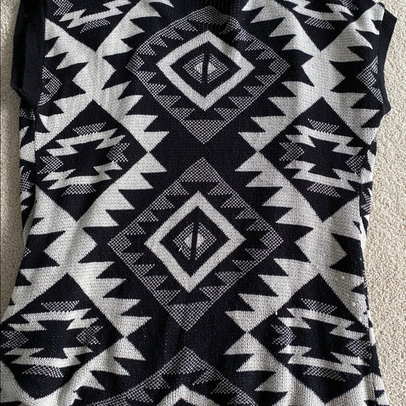 Kirra Aztec Knit Short Sleeved Cardigan - Picture 3 of 4
